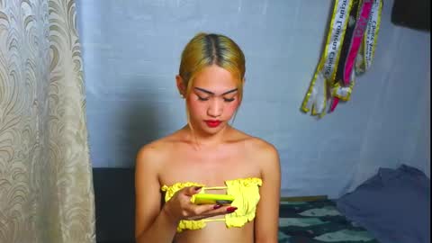 LOVELY LORAINE online show from 6, 10, 2025