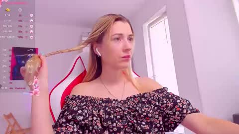 Snapshot of askcaroline chatting on 9, 9, 2025 Caroline online show from 9, 9, 2025