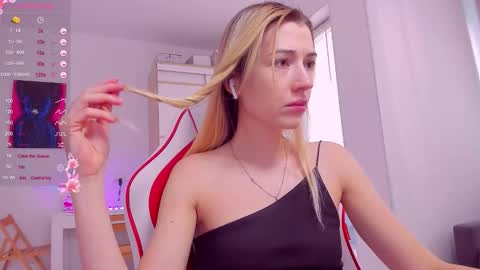 Snapshot of askcaroline chatting on 28, 9, 2025 Caroline online show from 28, 9, 2025