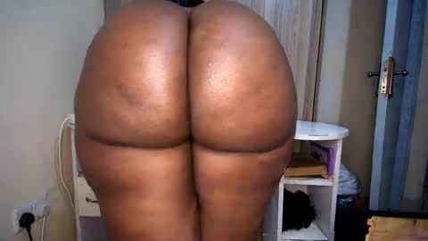 Snapshot of assygally21 chatting on 5, 8, 2026 thickiana online show from 5, 8, 2026