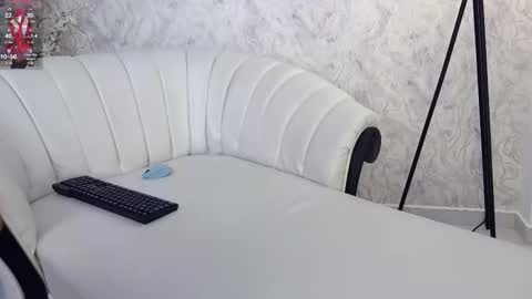 Aura sanders online show from 24, 11, 2025