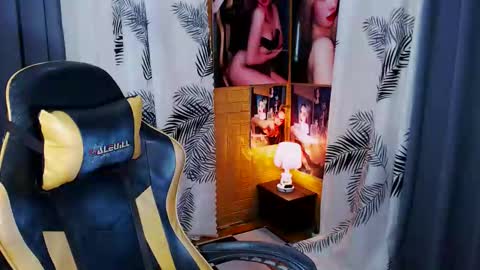 Snapshot of aurakharisma_xx chatting on 27, 3, 2026 Miss awra online show from 27, 3, 2026