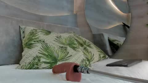 aurora_cruz online show from 18, 4, 2026