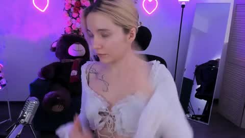 aurorawrenfield online show from 15, 4, 2026