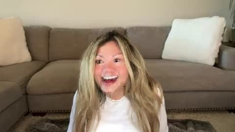 Snapshot of ava_petite_ chatting on 10, 7, 2026 Little Ava online show from 10, 7, 2026