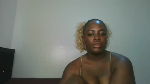 Snapshot of avian_babe1 chatting on 22, 7, 2026 avian_babe1 online show from 22, 7, 2026