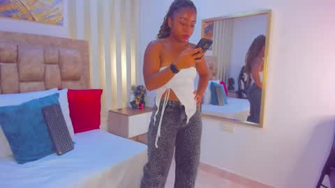 Snapshot of avis_lara chatting on 12, 11, 2025 AVIS online show from 12, 11, 2025