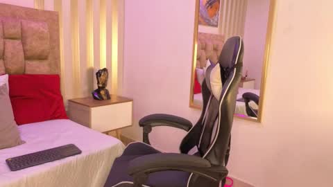 Snapshot of avis_lara chatting on 26, 11, 2025 AVIS online show from 26, 11, 2025