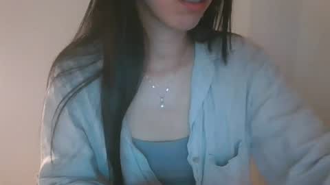Snapshot of axuepetitt chatting on 17, 7, 2026 axue online show from 17, 7, 2026