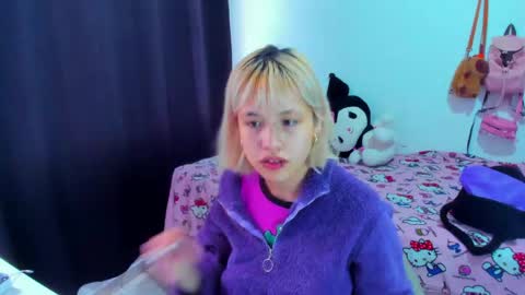 Snapshot of azu_moure chatting on 22, 4, 2026 Azu Moure online show from 22, 4, 2026