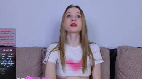 Snapshot of b4by_emilia chatting on 10, 11, 2025 b4by_emilia online show from 10, 11, 2025