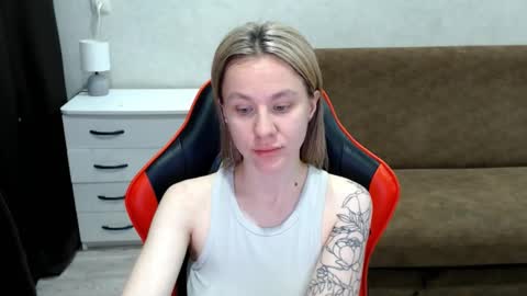 baby_kitte online show from 6, 11, 2025