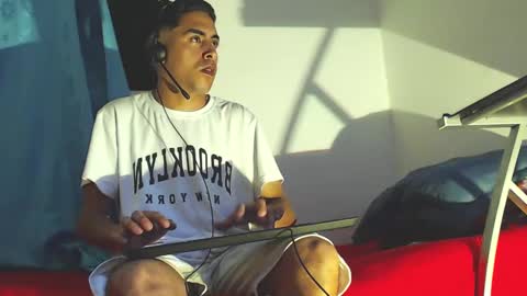 Juan Help us reach 100 likes online show from 26, 1, 2025