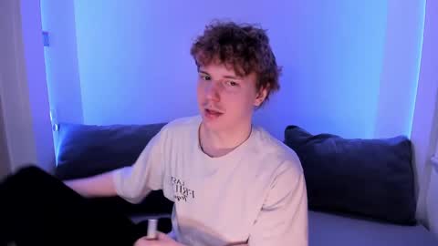 Snapshot of bambiglow chatting on 6, 4, 2026 MICKEY online show from 6, 4, 2026