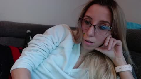 Snapshot of barelylegalblondy chatting on 18, 4, 2026 Lena online show from 18, 4, 2026