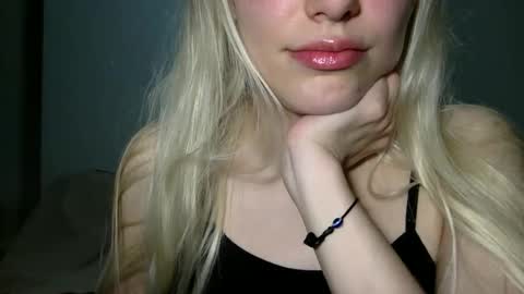 Snapshot of bea_trix77 chatting on 17, 11, 2025 Yours sweet Bea 3 online show from 17, 11, 2025