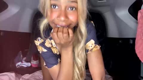 Snapshot of bella19sua chatting on 2, 11, 2025 bella19sua online show from 2, 11, 2025