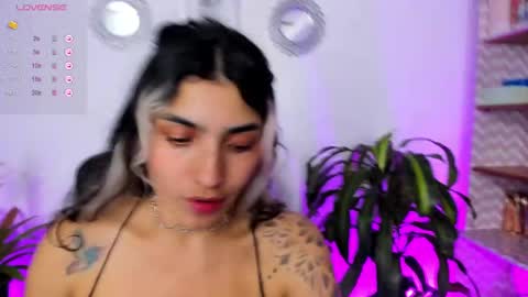 Snapshot of bella_thorne3 chatting on 18, 1, 2025 Bella online show from 18, 1, 2025