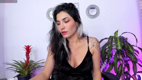 Snapshot of bella_thorne3 chatting on 1, 2, 2025 Bella online show from 1, 2, 2025