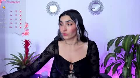 Snapshot of bella_thorne3 chatting on 8, 3, 2025 Bella online show from 8, 3, 2025