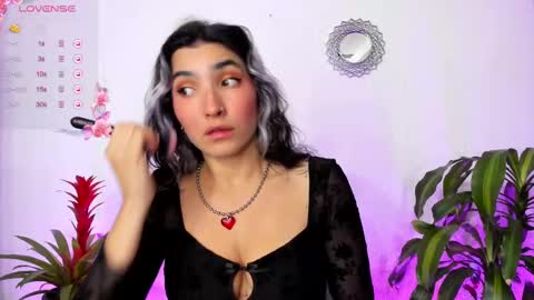 Snapshot of bella_thorne3 chatting on 12, 3, 2025 Bella online show from 12, 3, 2025