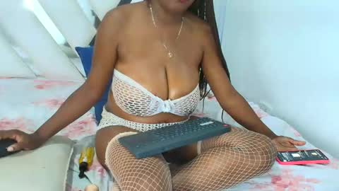 Snapshot of bellabelluci chatting on 26, 11, 2025 BELLA online show from 26, 11, 2025