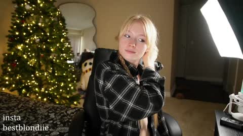 Snapshot of bestblondiiecb chatting on 7, 12, 2024 Chloe Next stream on Friday online show from 7, 12, 2024