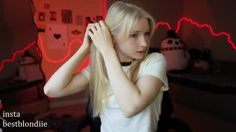 Snapshot of bestblondiiecb chatting on 17, 1, 2025 Chloe Next stream on Friday online show from 17, 1, 2025