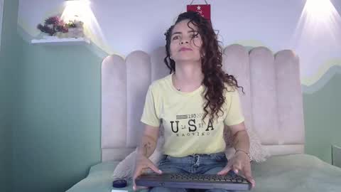 Snapshot of biancaluxx1 chatting on 22, 12, 2025 Bianca online show from 22, 12, 2025