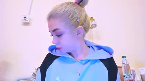 Nicole online show from 25, 2, 2025