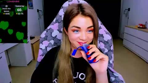 Nicole online show from 8, 3, 2025