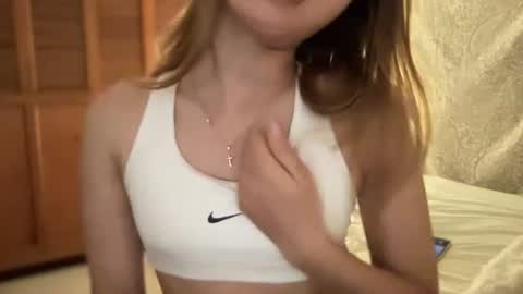Snapshot of blonde_petite chatting on 5, 7, 2026 Alice online show from 5, 7, 2026