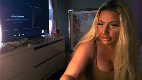 Snapshot of blondedolltia chatting on 11, 1, 2026 blondedolltia online show from 11, 1, 2026