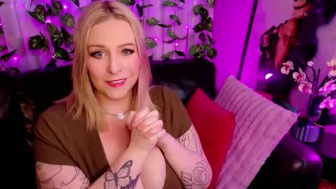 Snapshot of blondejj chatting on 5, 11, 2025 JJ online show from 5, 11, 2025