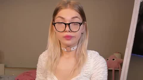 Snapshot of blondy_fina chatting on 7, 6, 2026 blondy_fina online show from 7, 6, 2026