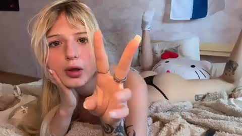 Snapshot of blushandburn chatting on 27, 6, 2026 Delle online show from 27, 6, 2026