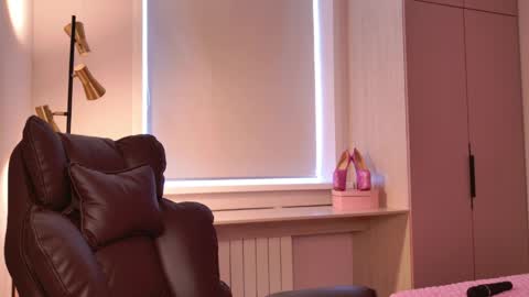Snapshot of born_to_blow_ chatting on 23, 4, 2026 Hallie online show from 23, 4, 2026