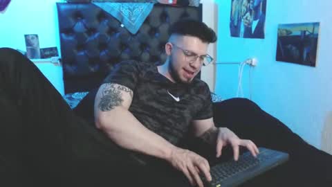 brad hot boy online show from 25, 11, 2025