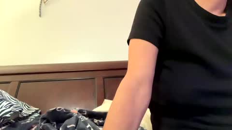 Snapshot of calishop1 chatting on 17, 10, 2025 calishop1 online show from 17, 10, 2025