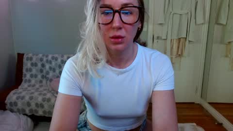 Snapshot of candicamgirl chatting on 7, 4, 2026 MissCandiJones online show from 7, 4, 2026