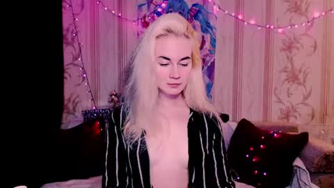 Snapshot of carinfox chatting on 22, 6, 2026 Carin online show from 22, 6, 2026
