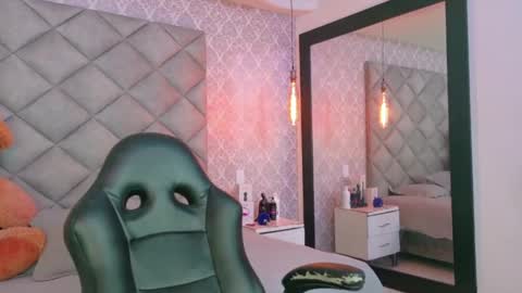 Snapshot of caro_adams1 chatting on 17, 11, 2025 caro_adams1 online show from 17, 11, 2025