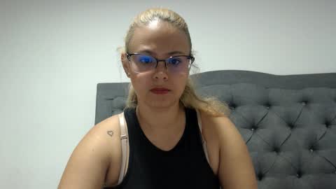 Snapshot of carolay02 chatting on 4, 11, 2025 carolay02 online show from 4, 11, 2025
