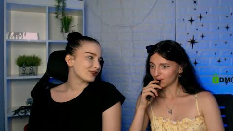 Snapshot of caroline_honeyy chatting on 25, 5, 2026 Caroline online show from 25, 5, 2026