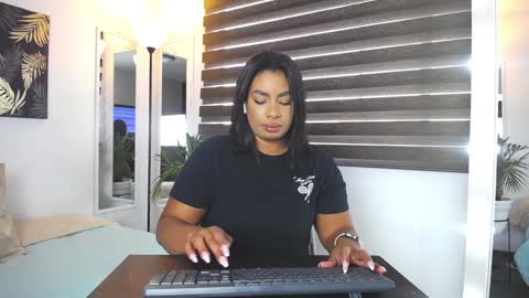 C A R O L I N E online show from 14, 1, 2025