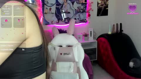 Snapshot of caroline_lenox chatting on 5, 12, 2024 Caroline Lenox online show from 5, 12, 2024