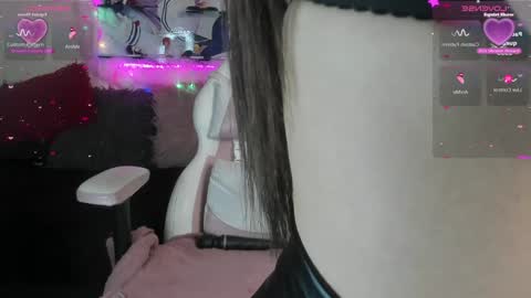 Snapshot of caroline_lenox chatting on 7, 1, 2025 Caroline Lenox online show from 7, 1, 2025