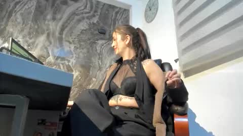 CATT EVANS online show from 6, 1, 2026