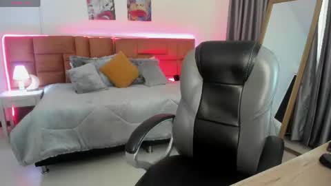 catti_brie_ online show from 18, 6, 2026
