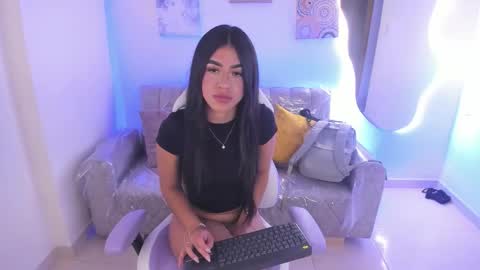 Snapshot of charlote_cowell_sub_ chatting on 4, 2, 2026 online show from 4, 2, 2026